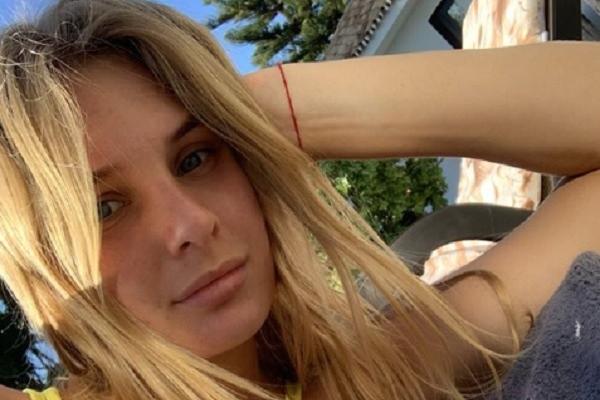 ISPALO JOJ POPRSJE, PA JE POKUŠALA DA GA PRIKRIJE: Prelepa teniserka otkrila sve atribute, a ima veze i sa Srbijom!