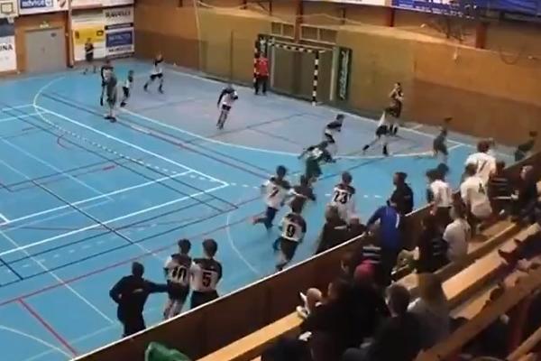 DECA SU IGRALA MEČ, KADA SE U HALI ZAČULO - BUUUUM: Horor na utakmici mališana od 14 godina!