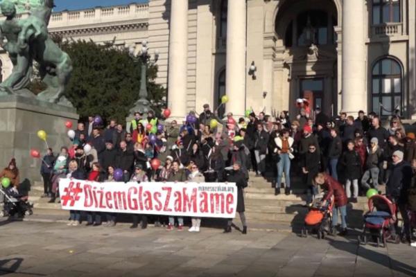 DIŽEM GLAS ZA MAME! Bebe šetale centrom Beograda