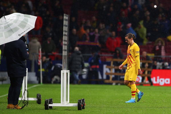 BOLESNICI: Navijači Atletika poželeli Grizmanu da umre, pa ga gađali mrtvim pacovima! (VIDEO)