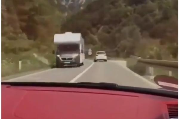 BUDALA DIVLJALA PO KANJONU, NEKO ĆE DA POGINE: Ovaj snimak je RAZBESNEO CELU SRBIJU! (VIDEO)