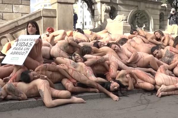 GOMILA LJUDI SKINULO ODEĆU, PA LEGLI JEDNI PREKO DRUGIH: Ovo je PROTEST, želeli da ukažu na veliki problem (VIDEO)