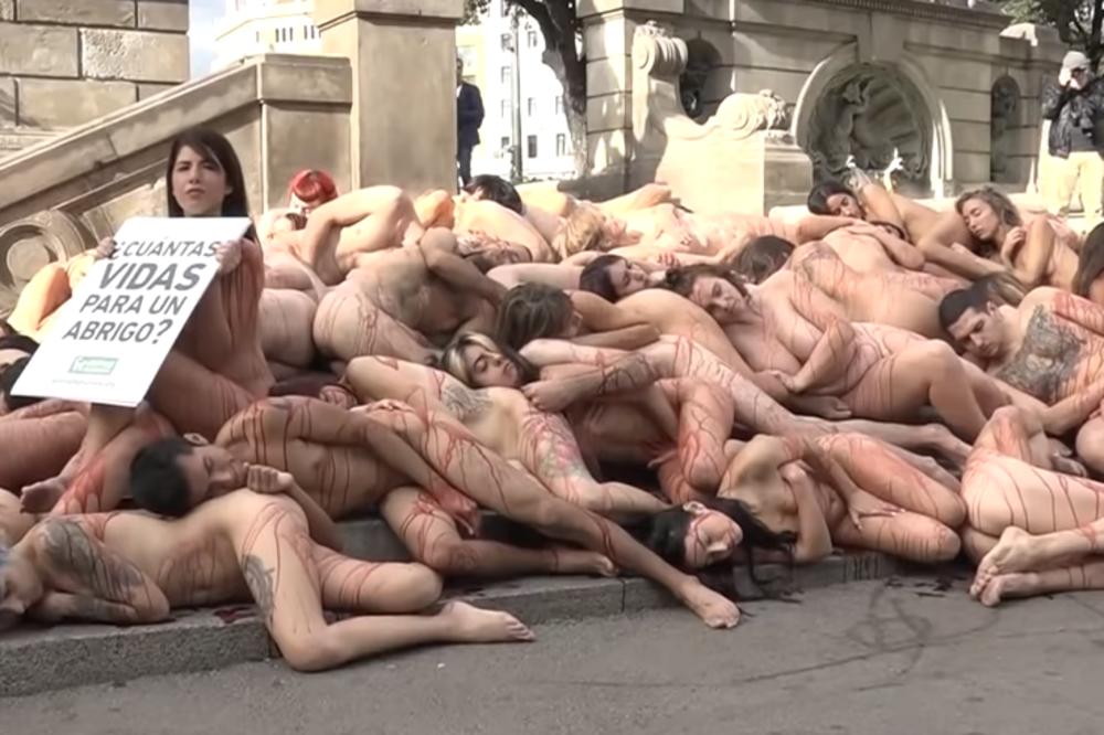 GOMILA LJUDI SKINULO ODEĆU, PA LEGLI JEDNI PREKO DRUGIH: Ovo je PROTEST, želeli da ukažu na veliki problem (VIDEO)