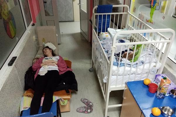 ŽRTVA JEDNE SRPSKE MAJKE STAJE U OVU FOTOGRAFIJU: Despot je teško bolestan, nema toga što je za MAMU DEJANU TEŠKO