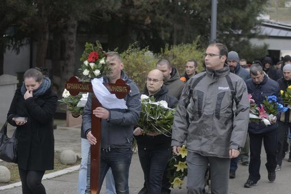 POTRESNA SCENA NA SAHRANI BANETA 187: Majka zakukala: Bože što mi uze DETE!