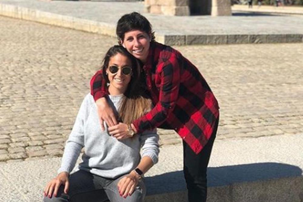 TENISERKA VIŠE NE KRIJE SVOJU DEVOJKU: Ona je fizioterapeut i njihova ljubav cveta!