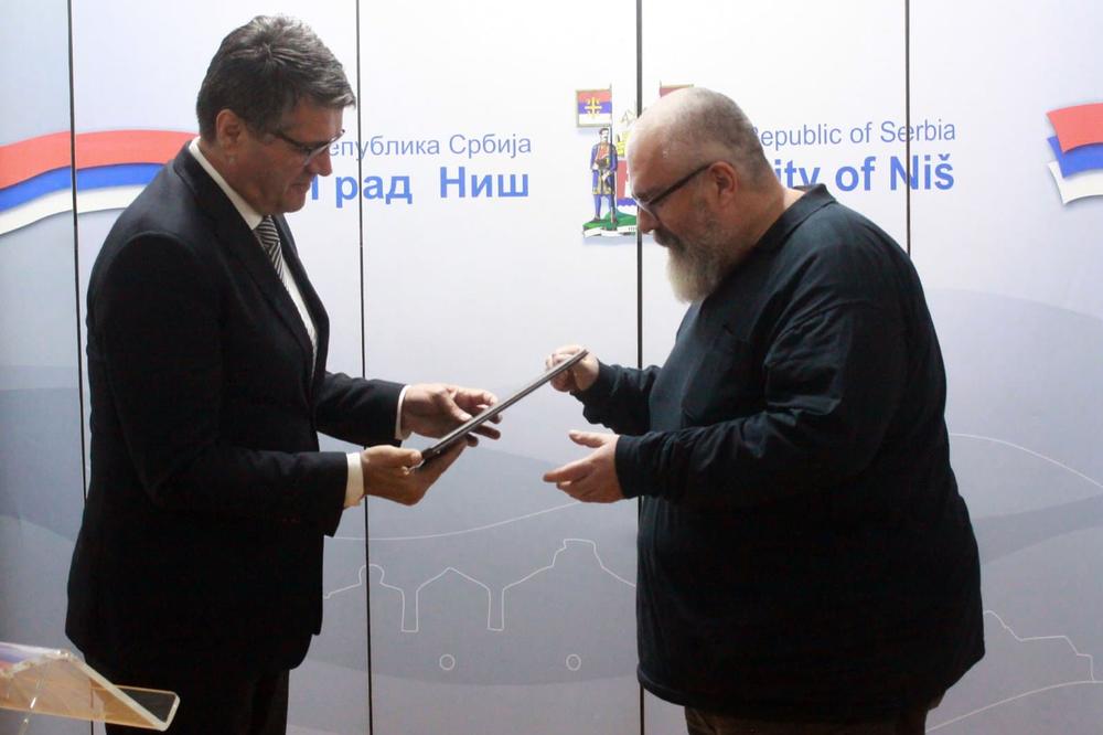 URUČENA NAGRADA STEVAN SREMAC: Vera, požrtvovanje, ljubav i strah ispunile su POBEDNIČKU knjigu!