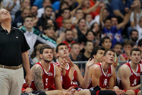 STRADAO LAKAT: Teška povreda poznatog srpskog košarkaša!