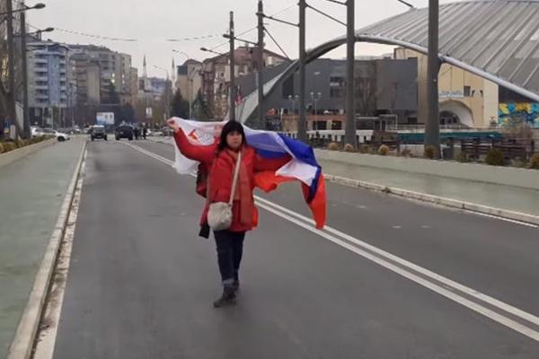 SRPKINJA U MITROVICI OGRNULA TROBOJKU: Skandalozno maltretiranje policije zaprespastilo je javnost! (VIDEO)