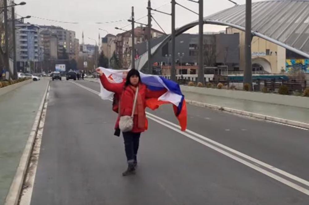 SRPKINJA U MITROVICI OGRNULA TROBOJKU: Skandalozno maltretiranje policije zaprespastilo je javnost! (VIDEO)