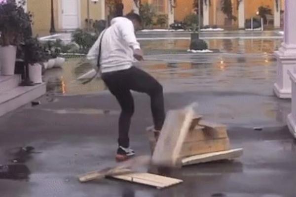 BORA SANTANA LOMIO PO ZADRUZI JER SE ZALJUBIO: Niko nije SMEO da mu priđe! RAZJAREN OD BESA URLAO!