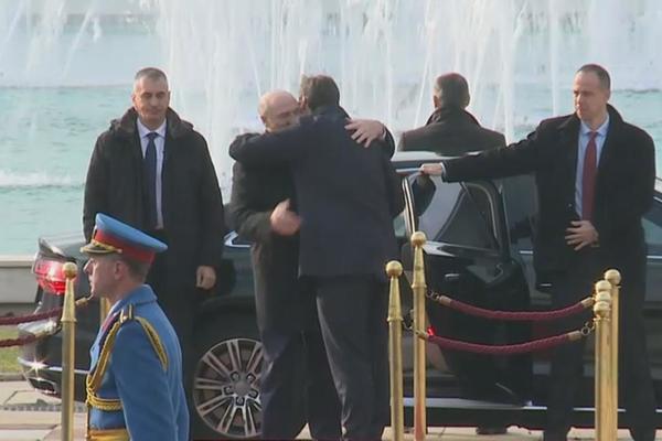 LUKAŠENKO JE ZAGRLIO VUČIĆA, A ONDA SE POKLONIO ZASTAVI SRBIJE! Ovakav GEST šefa Belorusije niko nije očekivao