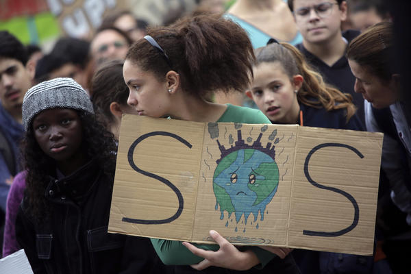DEMONSTRACIJE U BRISELU: Hiljade ljudi traži oštriju akciju svetskih lidera u borbi protiv klimatskih promena