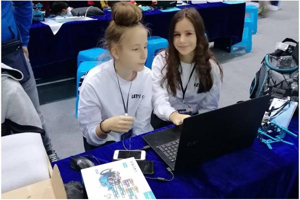 KOJE SU OVO CARICE! Devojčice iz Vranja druge na Svetskom robotičkom takmičenju u Guangdžouu (FOTO)