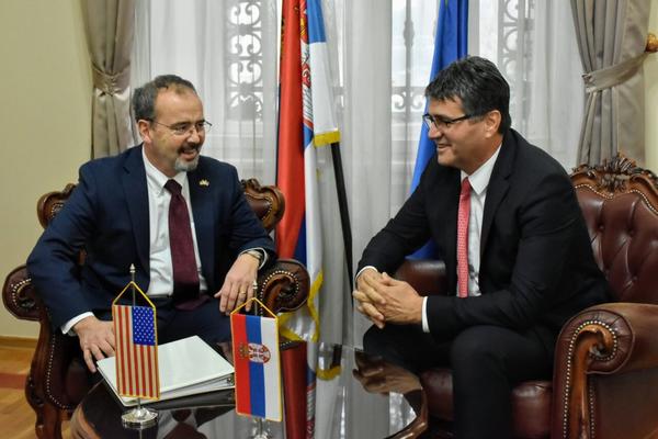 AMBASADOR SAD U POSETI NIŠU: Najvažnije je očuvati mir, kao osnovni preduslov svakog napretka i boljitka