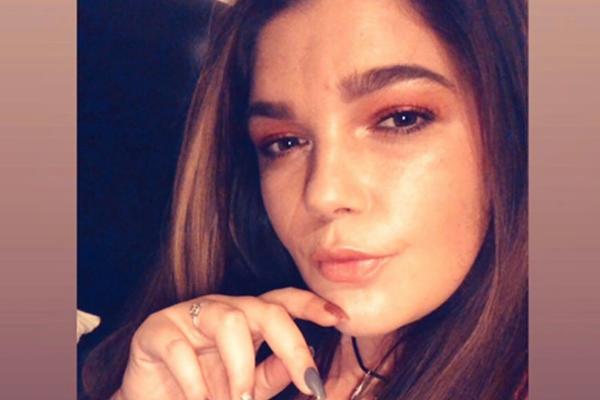 SLIKALA SE NA SNEPČETU, PA IZA SEBE UGLEDALA JEZIVI FIGURU: Otac joj je onda ispričao užasnu PORODIČNU TAJNU (FOTO)