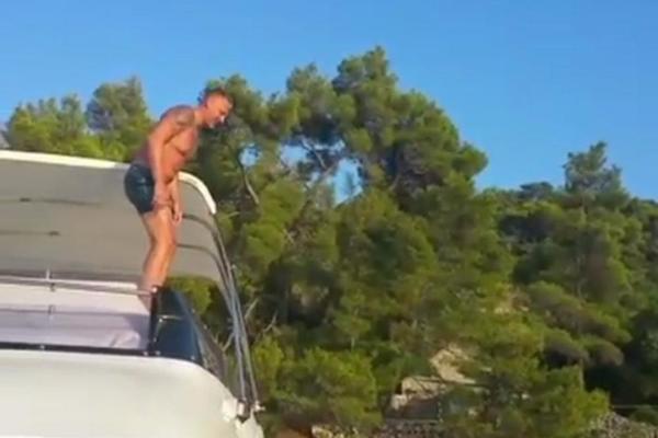 MAĐAR SKOČIO SA JAHTE NA LABUDA I UBIO GA! Sve posmatralo oko 20 ljudi