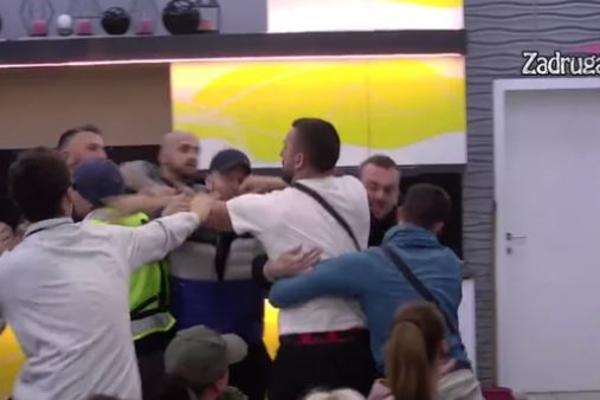 REKLA DA NIJE NJEGOVA DEVOJKA: Edo ščepao Draganu, Vladimir skočio da je brani, nastao kuršlus! OPŠTA TUČA! (VIDEO)