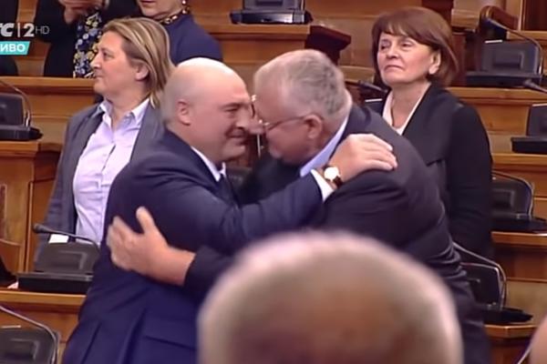 ČIM JE KROČIO U SKUPŠTINU, LUKAŠENKO JE PREKRŠIO PROTOKOL: Prišao je Šešelju, a niko nije očekivao ovakvu reakciju