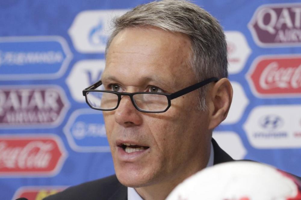 VAN BASTEN IZBAČEN IZ FIFA: Posle skandala sa uzvikivanjem nacističkog pozdrava na televiziji usledila je reakcija!