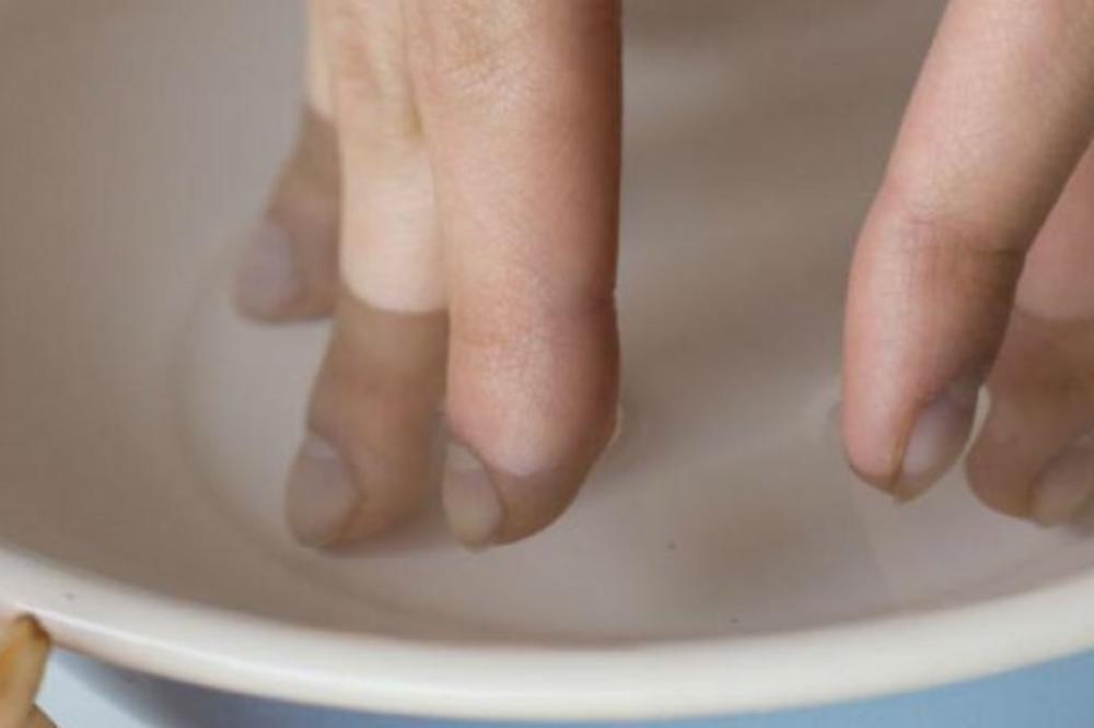 POTOPITE VRHOVE PRSTIJU U HLADNU VODU: Za samo 30 sekundi znaćete da li ste ZDRAVI!
