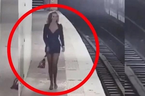 DA JE ZNALA DA JE SNIMAJU, NIKADA TO NE BI RADILA! Snimak sa NADZORNE KAMERE će vas ZAPREPASTITI! (VIDEO)