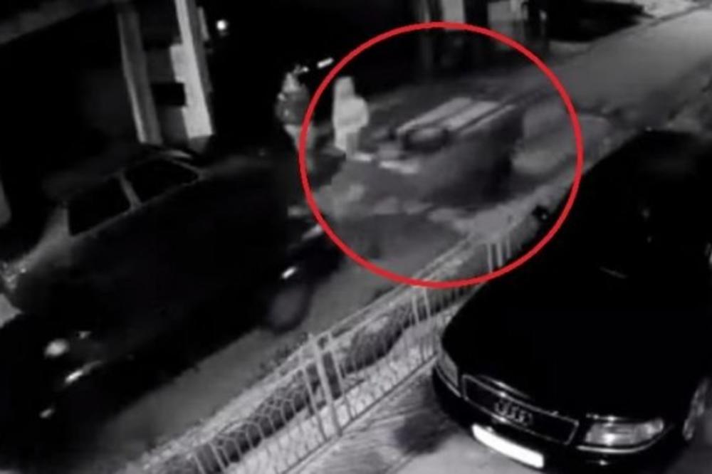 STRAVIČNA NESREĆA U BIJELOM POLJU! Devojka mirno šetala, a onda ju je pokupio AUTOMOBIL SA PRIKOLICOM! (VIDEO)