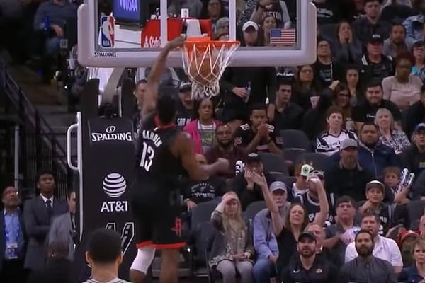 NAJBIZARNIJA SITUACIJA U ISTORIJI: Harden zakucao, a sudije poništile čist koš zbog najluđe stvari koja se desila!