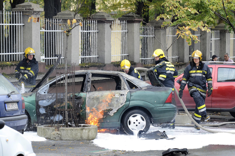 GORI AUTOMOBIL U BEOGRADU! Incident kod PUMPE ZMAJ! VATROGASCI GASE PLAMEN NA LICU MESTA