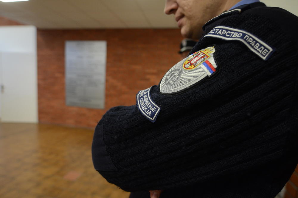 JEL' REALNO OVO? Policijski službenik ukrao iz sefa HEROIN, pa nonšalantno otišao iz Srbije