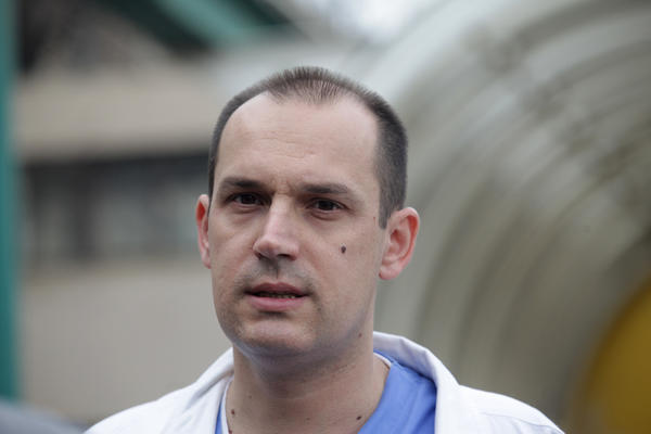 Lončar o muškarcu koji je upucan ispred Skupštine: Povredio je krvni sud, ide u operacionu salu da se izvadi metak