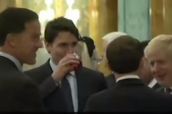 MAKRON I TRUDO SNIMLJENI KAKO OGOVARAJU TRAMPA: Nisu videli kameru, pa opleli po američkom predsedniku (VIDEO)