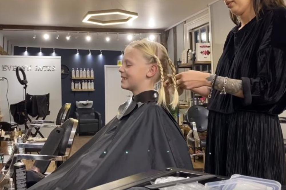 SMEJALI SU MU SE ŠTO IMA DUGU KOSU! Kada je otkrio razlog, mnogi su ZAPLAKALI! (VIDEO)