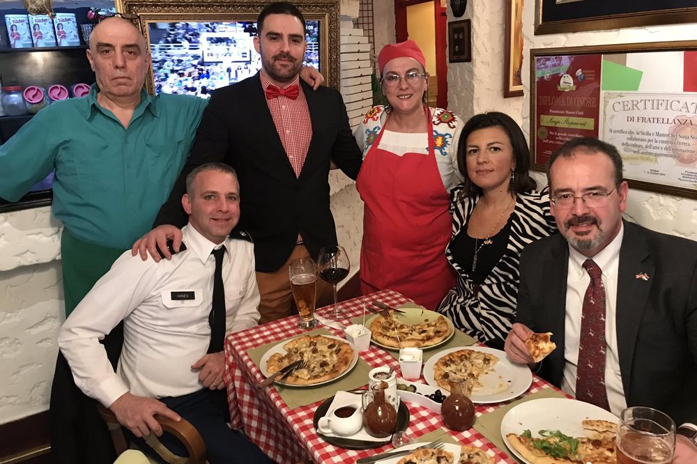 AMBASADORE, POLAKO, VRATIĆEŠ SE U AMERIKU SA 200 KILA: Godfri nastavlja da HARA po srpskim restoranima!