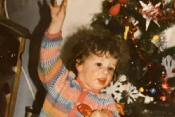 KO BI REKAO DA ĆE OVA DEVOJČICA BITI JEDNA OD NAJVEĆIH ESTRADNIH ZAVODNICA? Prepoznajete li pevačicu sa slike?