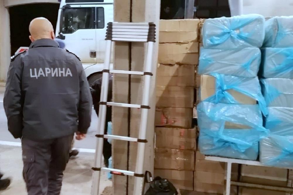 CARINICI SU IMALI ŠTA DA VIDE: Zaustavili su KAMION, a kada su ga otvorili, nisu verovali  u šta GLEDAJU