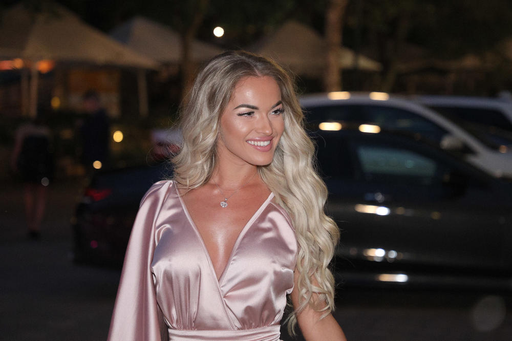 TEODORA SE SAGLA ISPRED DEČKA I ISPLAZILA JEZIK! A da stvar bude još gora pokazala OVO! (FOTO)