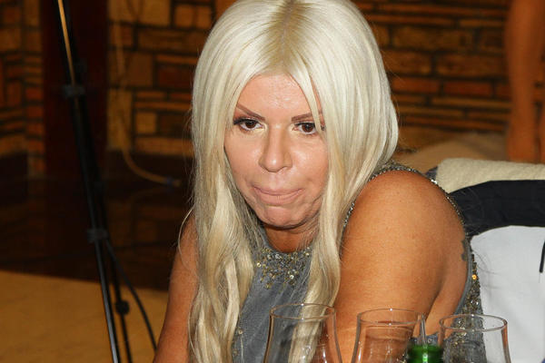 DARA BUBAMARA KUPUJE HLEB I PAŠTETU, PA PROJURI U SKUPOJ LIMUZINI: Komšije otkrile kako živi PEVAČICA!