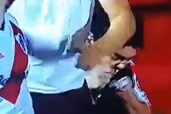 NIJE MARADONA, ALI VOLI DA ŠMRČE: Kamera uhvatila navijača kako vuče crtu usred utakmice, a potom nudi i drugare!