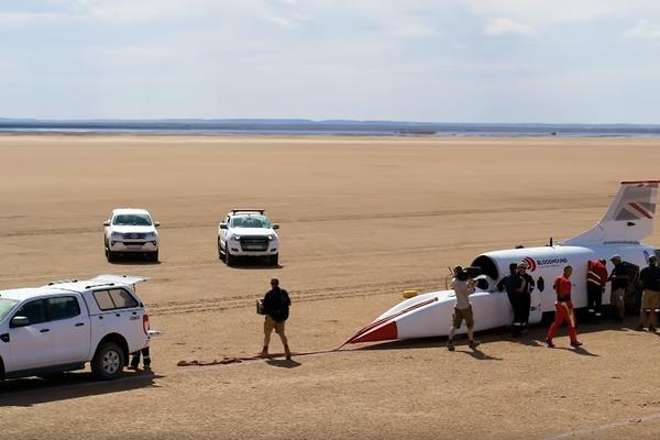 NAPRAVLJEN AUTO KOJI IDE 1000 KILOMETARA NA SAT: Ova zver osvaja svet, pogledajte šta sve još može! (VIDEO)