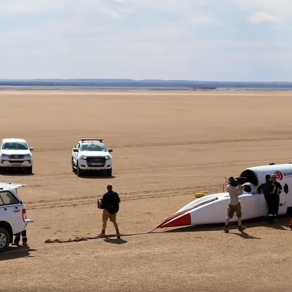 NAPRAVLJEN AUTO KOJI IDE 1000 KILOMETARA NA SAT: Ova zver osvaja svet, pogledajte šta sve još može! (VIDEO)