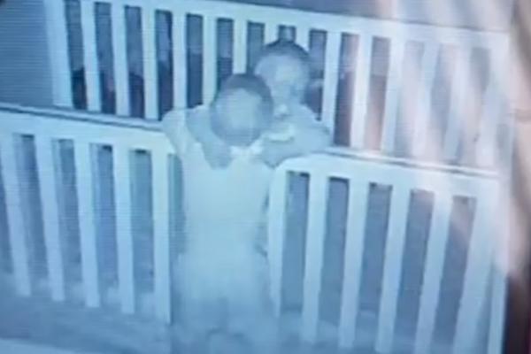 MAJKA JE POSTAVILA KAMERU U SOBU SA BEBAMA: Kada je pustila snimak, nije verovala u šta gleda! (VIDEO)