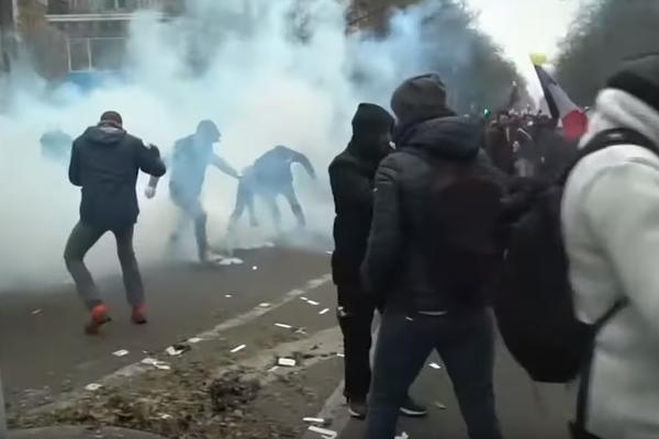 POLICIJA I DEMONSTRANTI SE GAĐAJU SUZAVCIMA: Horor na ulicama Pariza, grad u plamenu! (FOTO)