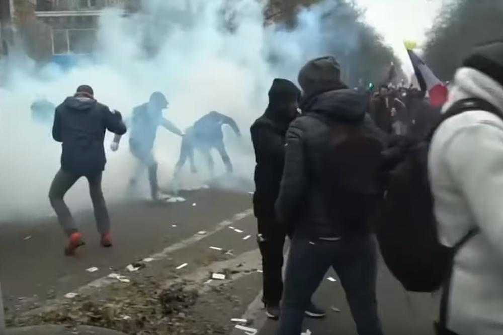 POLICIJA I DEMONSTRANTI SE GAĐAJU SUZAVCIMA: Horor na ulicama Pariza, grad u plamenu! (FOTO)