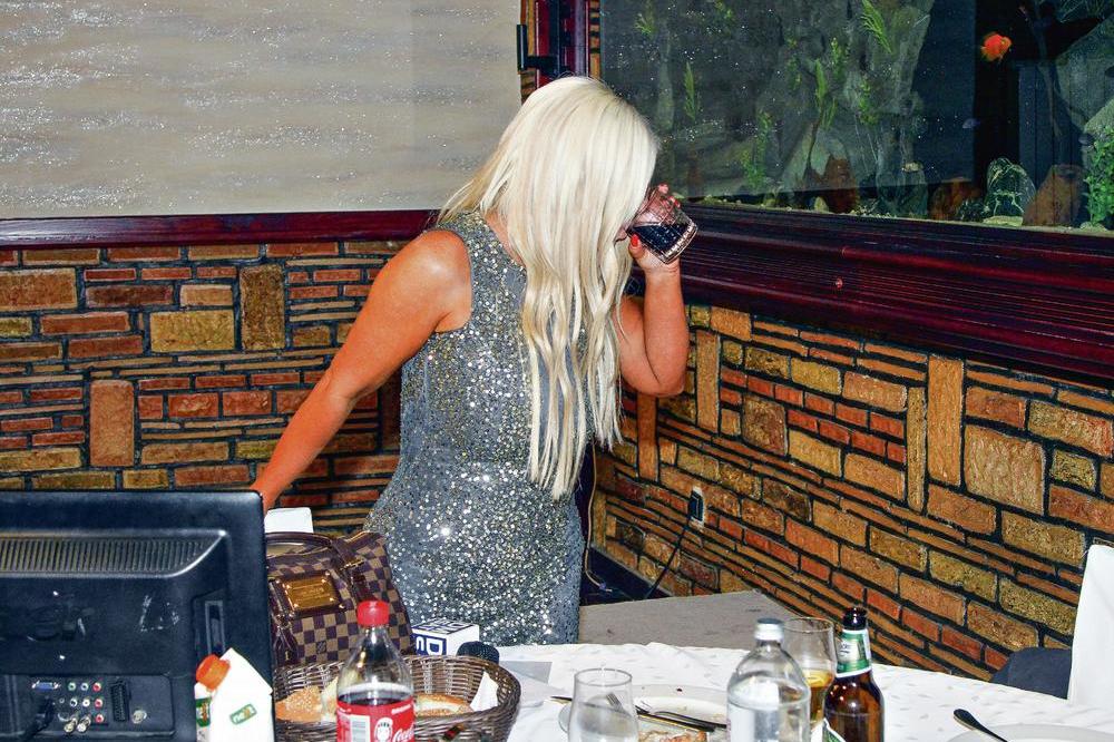 OVO SE NE UČI U SELJAČKOJ ŠKOLI: Dara Bubamara se UROLJALA za sve pare! To je taj NIVO o kome priča! (FOTO)