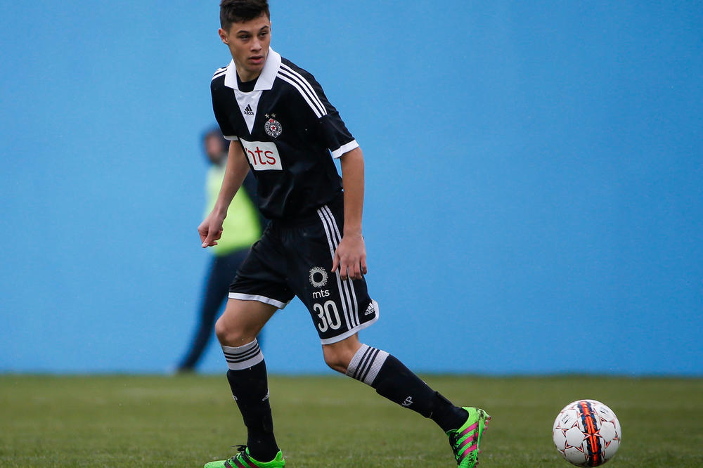 IGRAO U PARTIZANU, ALI NE KRIJE DA NAVIJA ZA ZVEZDU: Društvene mreže gore zbog njegove slike iz kopa Delija!