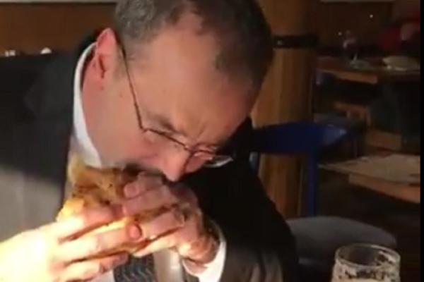 AMERIČKI AMBASADOR U BEOGRADU SPREMIO OMILJENO SRPSKO JELO: Odmah mu je ukazano na 2 greške koje je napravio!