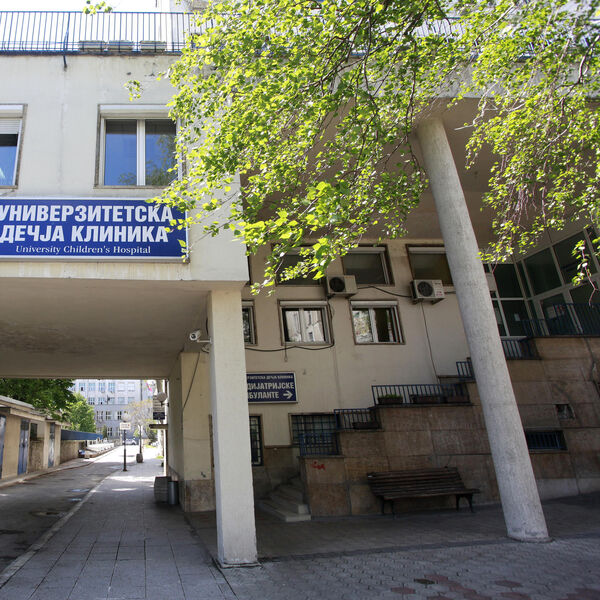 KAPIJA PALA I POVREDILA DETE U BEOGRADSKOJ OSNOVNOJ ŠKOLI: Devojčica hitno prevezena u Tiršovu!