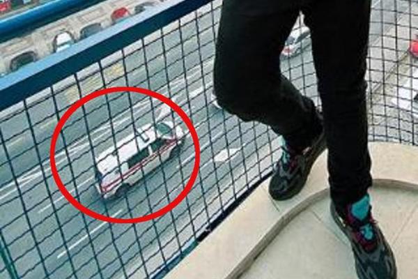 JEZIV PRIZOR NA BALKONU! BUBA KORELI VISI NA TERASI: Hitna pomoć ČEKA ISPOD radi BRZE INTERVENCIJE!? (FOTO)