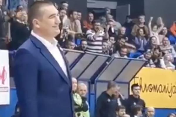 GROBARI PROZIVALI ZVEZDU PROTIV MEGE: Milojević nije mogao da sakrije osmeh kada je čuo njihovu pesmu!